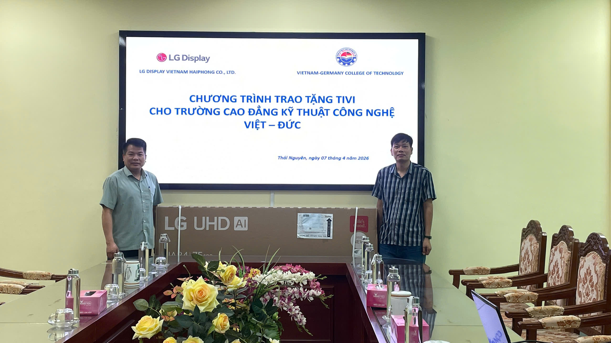LG DISPLAY HẢI PHÒNG TRAO TẶNG TIVI CHO TRƯỜNG CAO ĐẲNG KỸ THUẬT CÔNG NGHỆ VIỆT – ĐỨC